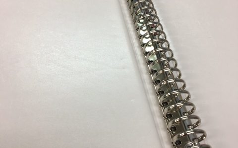 ルーズリーフなどのバインダー金具は30穴です! ルーズリーフなどのバインダー金具は30穴です!