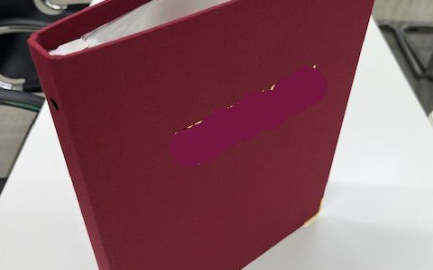 布クロスの表紙貼り製バインダーにプラスの高級感です。