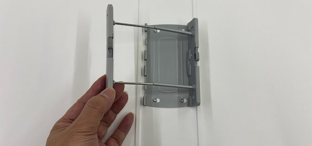 両開きパイプ金具はなかなかの優れものです。 両開きパイプ金具はなかなかの優れものです。